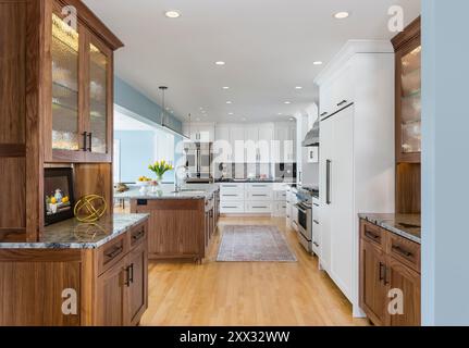 Grande cuisine avec armoires blanches et noyer Banque D'Images