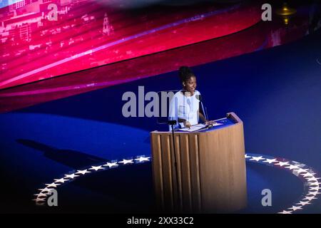 Chicago, États-Unis. 21 août 2024. Amanda Gorman, lauréate nationale de la poète jeunesse, prend la parole sur scène lors du troisième jour de la Convention nationale démocrate de 2024 qui s'est tenue au United Center à Chicago, Illinois, le 20 août 2024. (Photo de Nathan Howard/Sipa USA) crédit : Sipa USA/Alamy Live News Banque D'Images