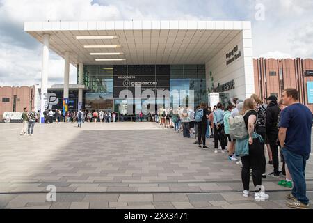 Cologne, Allemagne. 21 août 2024. Les gens font la queue pour entrer sur le site de la Gamescom 2024 à Cologne, en Allemagne, le 21 août 2024. La gamescom 2024 a débuté mercredi, attirant plus de 1 400 exposants de 64 pays et régions. Crédit : Zhang Fan/Xinhua/Alamy Live News Banque D'Images