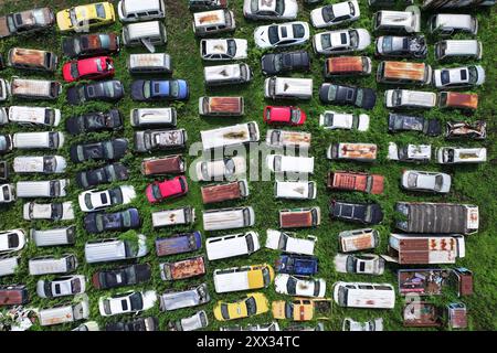 NANJING, CHINE - 22 AOÛT 2024 - une photo aérienne prise le 22 août 2024 montre un grand nombre de voitures et de motos en attente d'être démantelées à la ferraille Banque D'Images