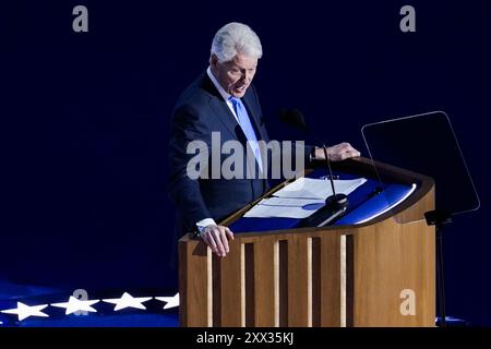 Chicago, États-Unis. 21 août 2024. L'ancien président Bill Clinton prononce un discours sur scène lors du troisième jour de la Convention nationale démocrate de 2024 qui s'est tenue au United Center à Chicago, Illinois, le 20 août 2024. (Photo de Nathan Howard/Sipa USA) crédit : Sipa USA/Alamy Live News Banque D'Images