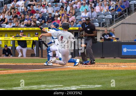 Paul, Minnesota, États-Unis. 21 août 2024. KEVIN SMITH, joueur des Railriders, glisse chez lui pour marquer une course. Ce match de baseball Triple-A a eu lieu le 21 août au CHS Field à Saint Paul Minnesota. Les Saint Paul Saints ont défait les Scranton/Wilkes barre Railriders 7-6 en 10 manches. (Crédit image : © Michael Turner/ZUMA Press Wire) USAGE ÉDITORIAL SEULEMENT! Non destiné à UN USAGE commercial ! Banque D'Images