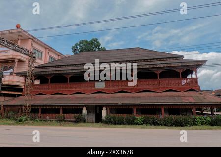 Musée tribal avec architecture Tai lue à Muang Sing, Laos Banque D'Images