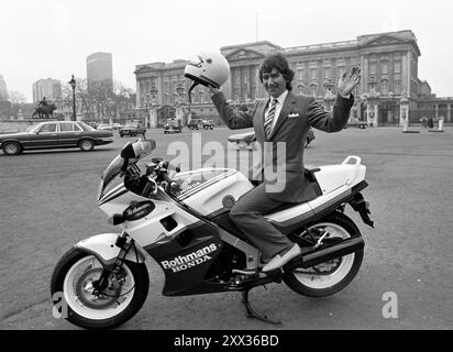 Photo datée du 07/03/86 de Joey Dunlop, champion du monde de moto sur route d'Irlande du Nord, avec sa Honda VFR 750F devant Buckingham Palace, Londres, avant de recevoir un MBE. Un député unioniste a nié en 2002 que les politiciens tentaient d'exposer la mort de la légende de la moto Joey Dunlop à des fins politiques, des dossiers récemment déclassifiés ont révélé. Date d'émission : jeudi 22 août 2024. Banque D'Images