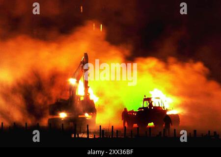 Photo du dossier datée du 03/03/01 d'un feu allumé dans la fosse en feu de la ferme Netherplace dans le centre de Lockerbie, Écosse. Un petit nombre de foyers de fièvre aphteuse en Irlande du Nord ont submergé les services vétérinaires en Irlande du Nord et ont nécessité un soutien militaire et le détachement massif de travailleurs dans l'ensemble du secteur public. Date d'émission : jeudi 22 août 2024. Banque D'Images