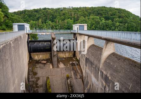 Barrage Urft, Parc National de l'Eifel, NRW, Allemagne, Parc National de l'Eifel en Rhénanie du Nord-Westphalie, un matin nuageux Banque D'Images