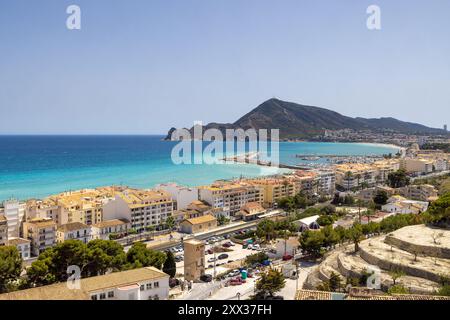 Photo de drone aérien prise dans la ville d'Altea en Espagne avec une vue depuis le sommet d'une colline montrant des maisons espagnoles typiques avec l'océan, le port et mou Banque D'Images