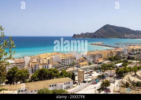 Photo de drone aérien prise dans la ville d'Altea en Espagne avec une vue depuis le sommet d'une colline montrant des maisons espagnoles typiques avec l'océan, le port et mou Banque D'Images