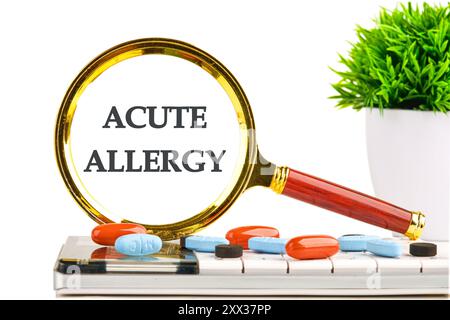 Mots D'ALLERGIE AIGUË à travers une loupe dans une composition avec une calculatrice, des comprimés et une plante sur un fond blanc Banque D'Images