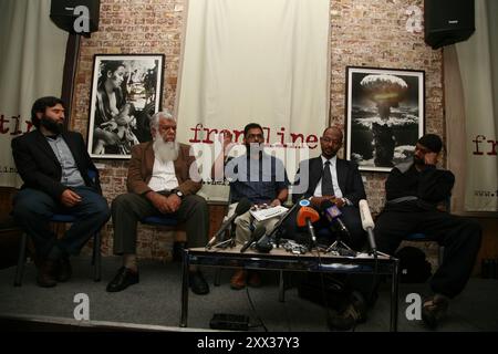 Anciens détenus britanniques de Guantanamo, Omar Deghayes, Moazzam Begg, Binyam Mohammed, Jamil el-Banna, et le caméraman d'al-Jazeera Sami al-Hajj, lors d'une conférence de presse au Frontline Club de Londres Banque D'Images