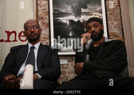 Anciens détenus britanniques de Guantanamo, Omar Deghayes, Moazzam Begg, Binyam Mohammed, Jamil el-Banna, et le caméraman d'al-Jazeera Sami al-Hajj, lors d'une conférence de presse au Frontline Club de Londres Banque D'Images