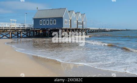 S'étendant au-dessus des eaux de Geographe Bay en Australie occidentale, la jetée Busselton, classée au patrimoine mondial, mesure 1,8 kilomètres de long. Banque D'Images