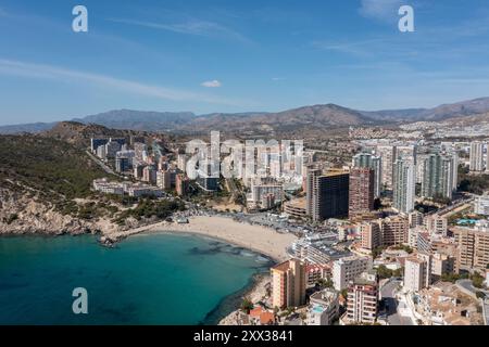 Photo drone aérienne de la ville de Benidorm en Espagne en été montrant la plage connue localement sous le nom de Playa de Finestrat et des hôtels et appartements Banque D'Images