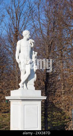 Statue de jardin Hercule dans le palais Schonbrunn, Vienne, Autriche Banque D'Images