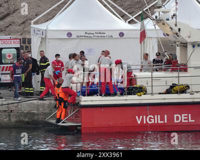 Le cinquième sac corporel est ramené à terre au port de Porticello par des sauveteurs à la recherche des six touristes disparus après que le yacht de luxe Bayesian a coulé dans une tempête lundi alors qu'il était amarré à environ 800 mètres au large de la côte sicilienne. Date de la photo : jeudi 22 août 2024. Banque D'Images