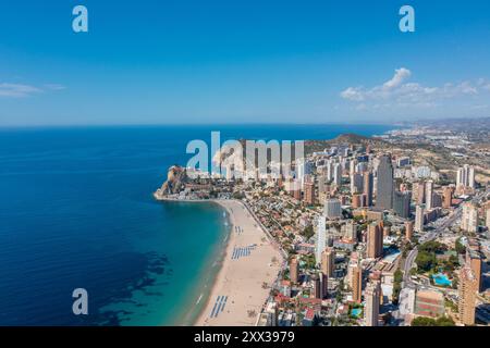 Photo drone aérienne de la belle ville de Benidorm en Espagne montrant la plage sud Promenade plage de sable doré et appartements sur un été ensoleillé d Banque D'Images