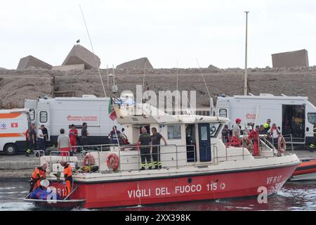 Le cinquième sac corporel est ramené à terre au port de Porticello par des sauveteurs à la recherche des six touristes disparus après que le yacht de luxe Bayesian a coulé dans une tempête lundi alors qu'il était amarré à environ 800 mètres au large de la côte sicilienne. Date de la photo : jeudi 22 août 2024. Banque D'Images