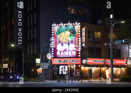 Tokyo, Japon. 03 août 2024. L'enseigne au néon du restaurant Ramen brille la nuit à Tokyo le 3 août 2024. - 20240803 PD36440 crédit : APA-PictureDesk/Alamy Live News Banque D'Images