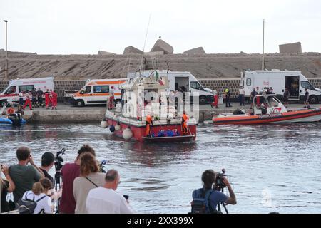 Le cinquième sac corporel est ramené à terre au port de Porticello par des sauveteurs à la recherche des six touristes disparus après que le yacht de luxe Bayesian a coulé dans une tempête lundi alors qu'il était amarré à environ 800 mètres au large de la côte sicilienne. Date de la photo : jeudi 22 août 2024. Banque D'Images