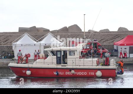 Le cinquième sac corporel est ramené à terre au port de Porticello par des sauveteurs à la recherche des six touristes disparus après que le yacht de luxe Bayesian a coulé dans une tempête lundi alors qu'il était amarré à environ 800 mètres au large de la côte sicilienne. Date de la photo : jeudi 22 août 2024. Banque D'Images