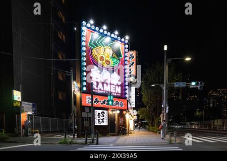 Tokyo, Japon. 03 août 2024. L'enseigne au néon du restaurant Ramen brille la nuit à Tokyo le 3 août 2024. - 20240803 PD36441 crédit : APA-PictureDesk/Alamy Live News Banque D'Images