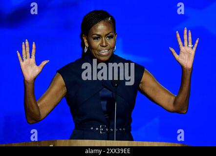 Chicago, États-Unis d'Amérique. 20 août 2024. L'ancienne première dame Michelle Obama prononce des remarques lors de la Convention nationale démocrate 2024 à Chicago, Illinois, États-Unis, au United Center le mardi 20 août 2024. Le thème de la convention pour cette soirée est « Une vision audacieuse pour l'avenir de l'Amérique. « Crédit : Ron Sachs/CNP/SIPA USA pour NY Post (RESTRICTION : PAS DE courrier quotidien. AUCUN journal de New York ou du New Jersey ni aucun journal dans un rayon de 75 milles autour de New York.) Crédit : Sipa USA/Alamy Live News Banque D'Images