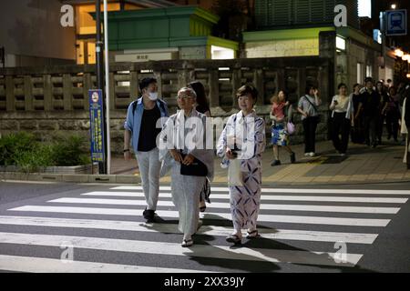 Tokyo, Japon. 03 août 2024. Les visiteurs du festival vêtus de Yukata japonais traditionnels rentrent chez eux après la fin de l'événement. Tokyo, le 3 août 2024. - 20240803 PD36435 crédit : APA-PictureDesk/Alamy Live News Banque D'Images