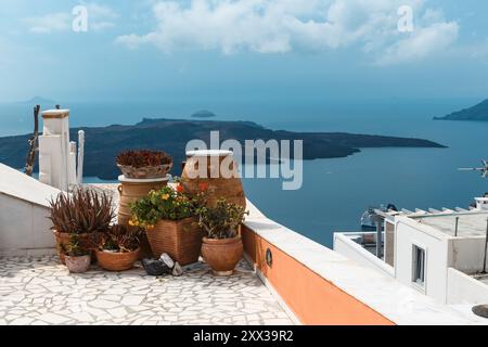 Santorin, Grèce - 8 octobre 2019 : une terrasse tranquille surplombe la mer Égée. Banque D'Images