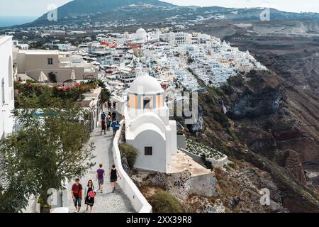 Santorin, Grèce - 8 octobre 2019 : une vue pittoresque des bâtiments blanchis à la chaux de la falaise de Santorin. Banque D'Images