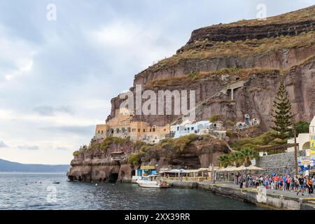 Santorin, Grèce - 8 octobre 2019 : vue sur la falaise de l'architecture emblématique de Santorin contre la mer Égée. Banque D'Images