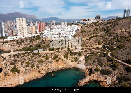 Photo aérienne drone ou la partie nord de Benidorm en Espagne montrant les chemins rocheux au bord de l'océan en été et la plage connue sous le nom de Cala Tio Banque D'Images