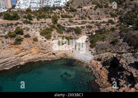 Photo aérienne drone ou la partie nord de Benidorm en Espagne montrant les chemins rocheux au bord de l'océan en été et la plage connue sous le nom de Cala Tio Banque D'Images