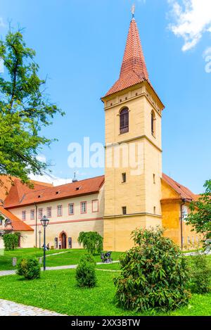 L’ancienne chapelle Sainte Anne se dresse fièrement à Tramin, entourée d’espaces verts et d’arbres. Mélange d'histoire et de nature, offrant une atmosphère paisible au coeur de Cesky Krumlov, Tchéquie Banque D'Images