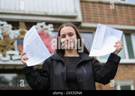Birmingham, Royaume-Uni. 22 août 2024. Nicoleta Rusu obtient ses résultats GCSE - 11e année 9 - à King Edward VI Camp Hill School for Girls, Kings Heath, Birmingham. Crédit : Peter Lopeman/Alamy Live News Banque D'Images