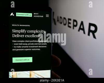Personne tenant un smartphone avec la page Web de la société américaine de logiciels de gestion de patrimoine Addepar Inc devant le logo. Concentrez-vous sur le centre de l'écran du téléphone. Banque D'Images