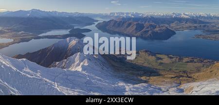 Vue panoramique sur le lac Wanaka depuis Roy's Peak, hiver 2024. Banque D'Images