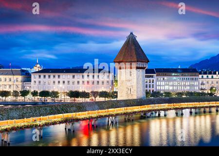 Lucerne, Suisse le matin sur la rivière Ruess avec Mt. Pilatus. Banque D'Images