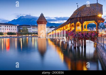 Lucerne, Suisse le matin sur la rivière Ruess avec Mt. Pilatus. Banque D'Images