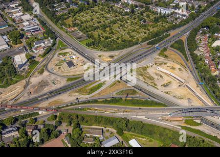 Luftbild, Großbaustelle Autobahnkreuz Herne, Autobahn A42 und Autobahn A43, d-Zug Güterzug auf der Eisenbahnbrücke über die Autobahn A42, Baukau-West, Herne, Ruhrgebiet, Rhénanie-du-Nord-Westphalie, Deutschland ACHTUNGxMINDESTHONORARx60xEURO *** vue aérienne, grand chantier à la jonction de l'autoroute de Herne, autoroutes A42 et A43, train de marchandises d sur le pont ferroviaire sur l'autoroute A42, Baukau Ouest, Herne, région de la Ruhr, Rhénanie du Nord-Westphalie, Allemagne ATTENTIONxMINDESTHONORARx60xEURO Banque D'Images