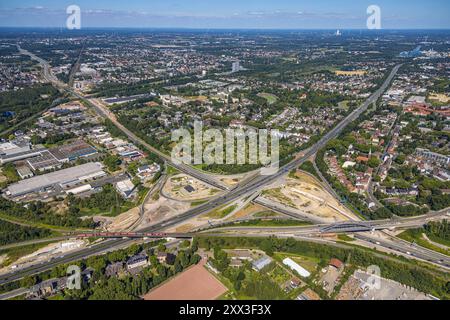 Luftbild, Großbaustelle Autobahnkreuz Herne, Autobahn A42 und Autobahn A43, d-Zug Güterzug auf der Eisenbahnbrücke, Nordfriedhof und Wohngebiet Ortsansicht Baukau mit Fernsicht, Baukau-West, Herne, Ruhrgebiet, Nordrhein-Westfalen, Deutschland ACHTUNGxMINDESTHONORARx60xEURO *** vue aérienne, grand chantier jonction d'autoroute Herne, autoroute A42 et autoroute A43, train de marchandises d sur le pont de chemin de fer, cimetière nord et zone résidentielle vue locale Baukau avec vue lointaine, Baukau Ouest, Herne, région de la Ruhr, Rhénanie du Nord-Westphalie, Allemagne ACHTUNGxMINDESTHONORARx60xEURO Banque D'Images