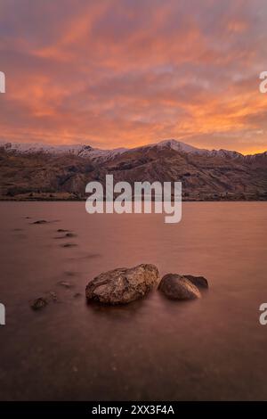 Coucher de soleil sur le lac Wanaka vers Roy's Peak, hiver 2024. Banque D'Images