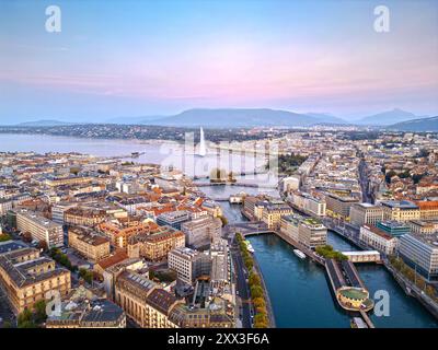 Genève, Suisse vue panoramique vers la fontaine Jet d'eau dans le lac Léman au crépuscule. Banque D'Images