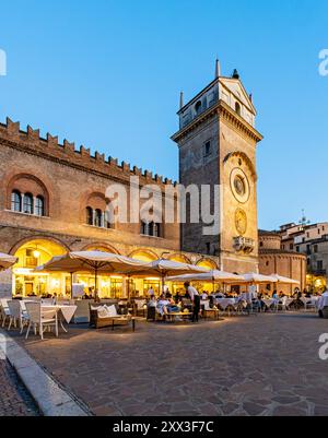 Torre Dell'Orologio et Palazzo della Ragione, Piazza delle Erbe, Mantoue, Mantoue, Italie Banque D'Images