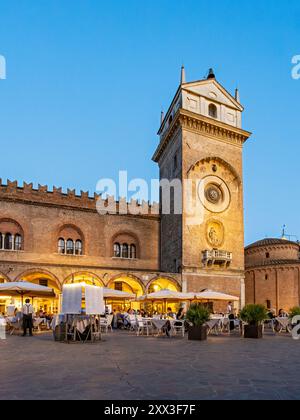 Torre Dell'Orologio et Palazzo della Ragione, Piazza delle Erbe, Mantoue, Mantoue, Italie Banque D'Images