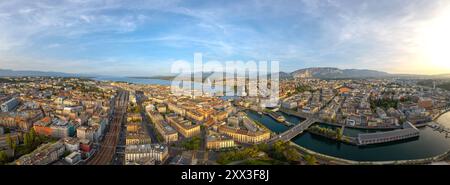 Genève, Suisse vue panoramique vers la fontaine Jet d'eau dans le lac Léman au crépuscule. Banque D'Images