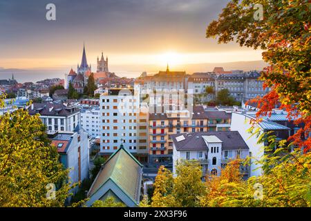Lausanne, Suisse centre historique au coucher du soleil au début de l'automne. Banque D'Images