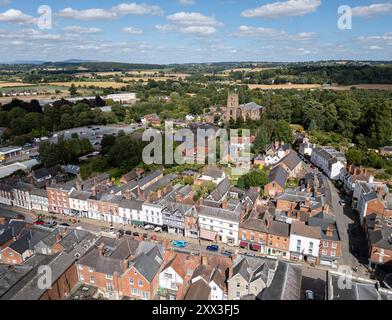 Rue large avec église du prieuré en arrière-plan, Leominster, Herefordshire, Angleterre, aérienne Banque D'Images