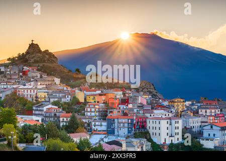 Cesaro, Sicile, Italie avec Mt. Etna à l'aube. Banque D'Images