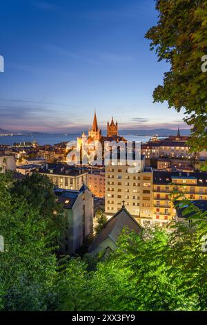 Lausanne, Suisse centre historique au coucher du soleil au début de l'automne. Banque D'Images