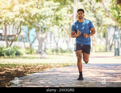 Homme, course à pied et en plein air pour le jogging, l'exercice ou l'entraînement en tant que coureur aux pays-Bas. Personne masculine, énergie et forme physique pour les muscles forts, cardio Banque D'Images